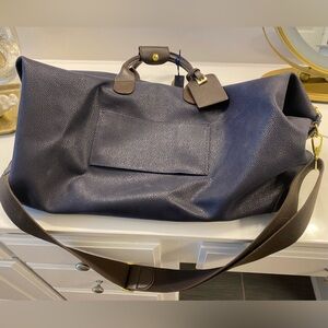 BRIC’S Duffle bag w dust bag. Navy Blue w brown leather. Gold hardware.